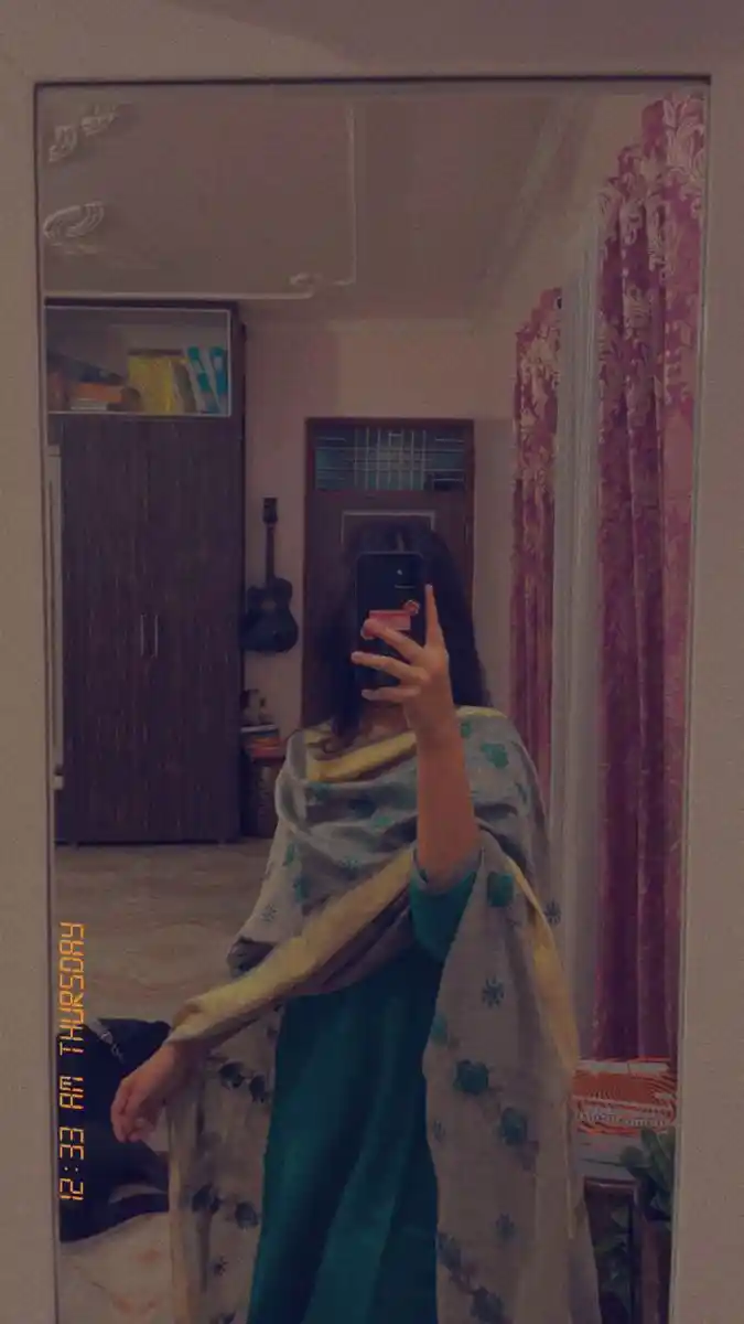 aesthetic-girl-poses-instagram-hidden-face-mirror-selfie-dp