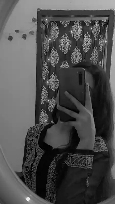 aesthetic-girl-poses-instagram-hidden-face-mirror-selfie-dp