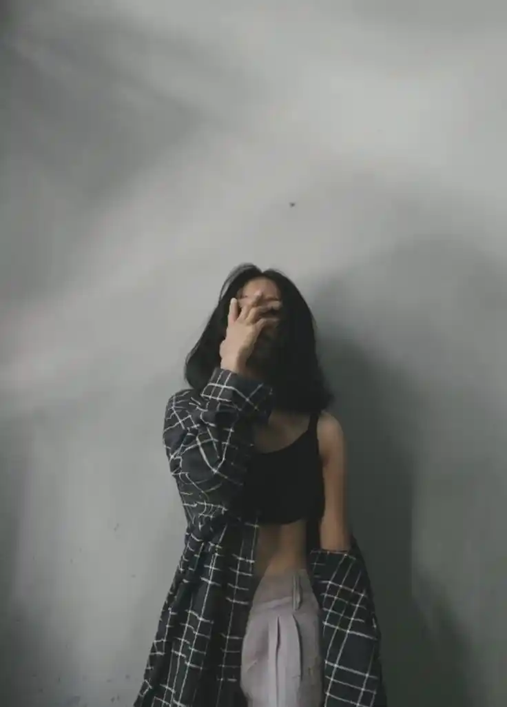 aesthetic-girl-poses-instagram-hidden-face-mirror-selfie-dp