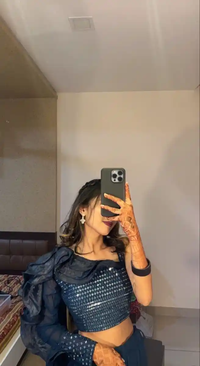 aesthetic-girl-poses-instagram-hidden-face-mirror-selfie-dp