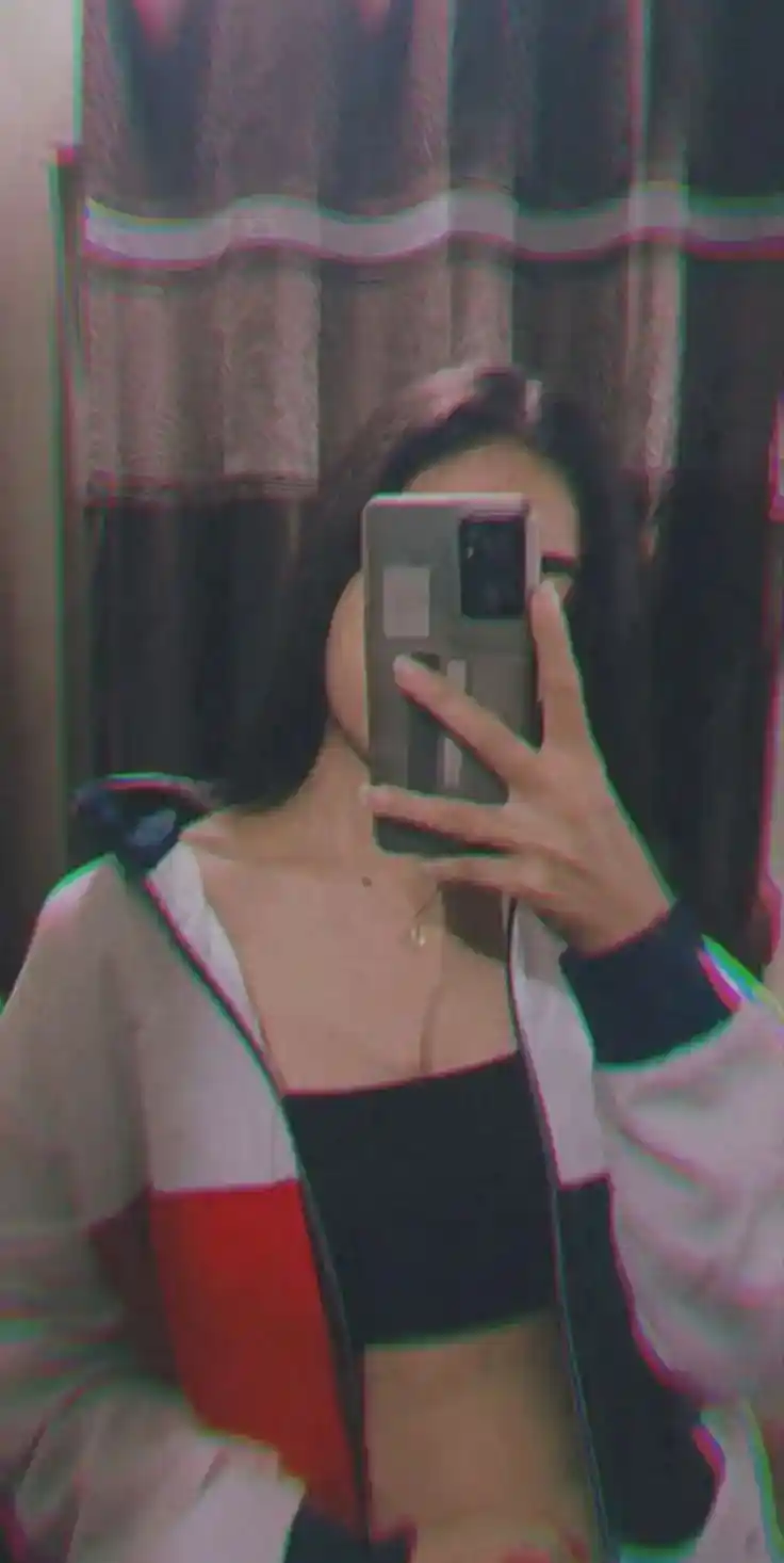 aesthetic-girl-poses-instagram-hidden-face-mirror-selfie-dp