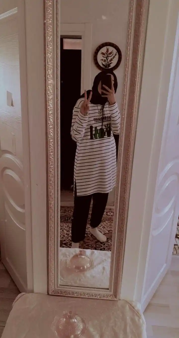 instagram-aesthetic-mirror-selfie