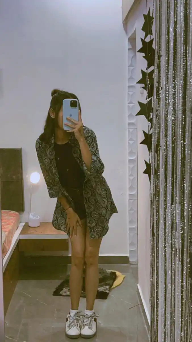 instagram-aesthetic-mirror-selfie