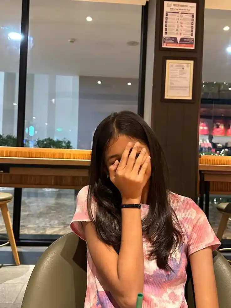 profile-hidden-face-mirror-selfie-dp