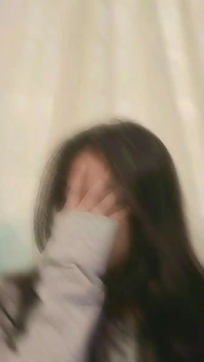 real-simple-girl-image-hide-face