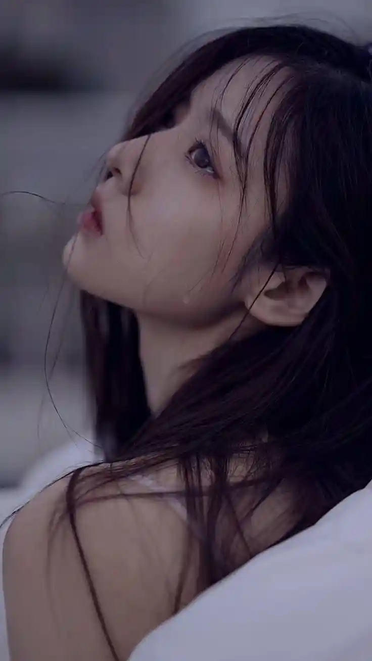 broken-heart-alone-sad-girl-dp